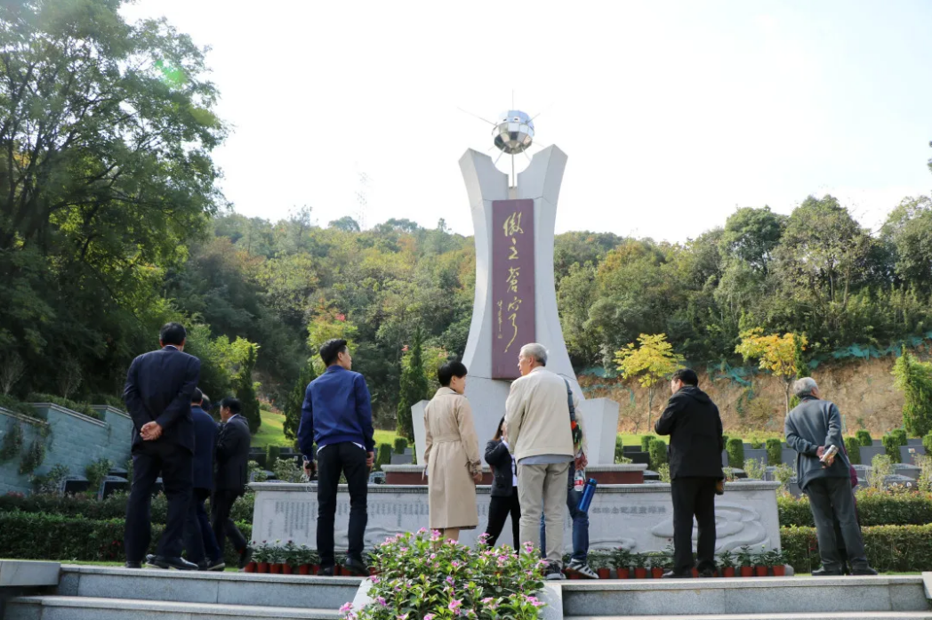 浙江安贤陵园董事长施华与浙江省殡葬协会秘书长甄远宁等领导陪同接待